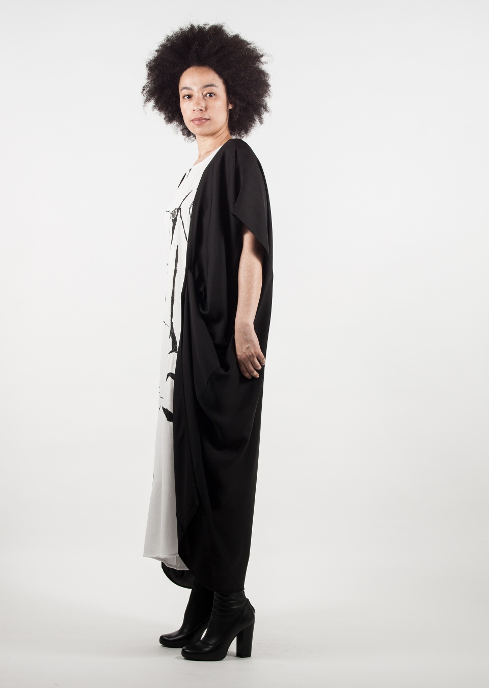  by , Kaftan mit Drapierung, 