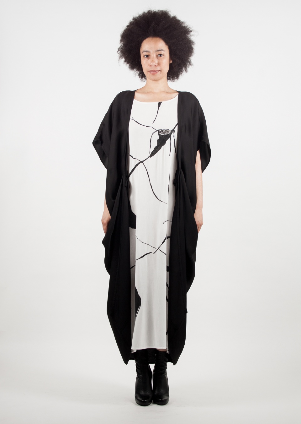  by , Kaftan mit Drapierung, 