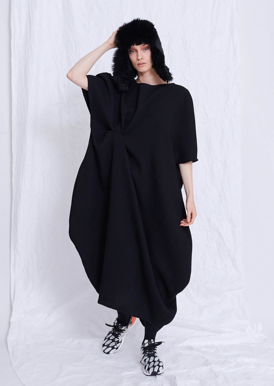  by , Kleid drapiert, 