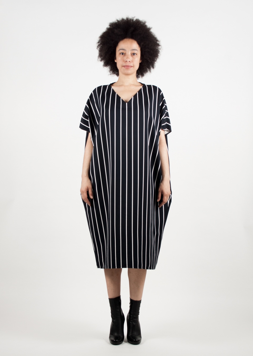  by , Kleid gestreift mit V-Ausschnitt, 