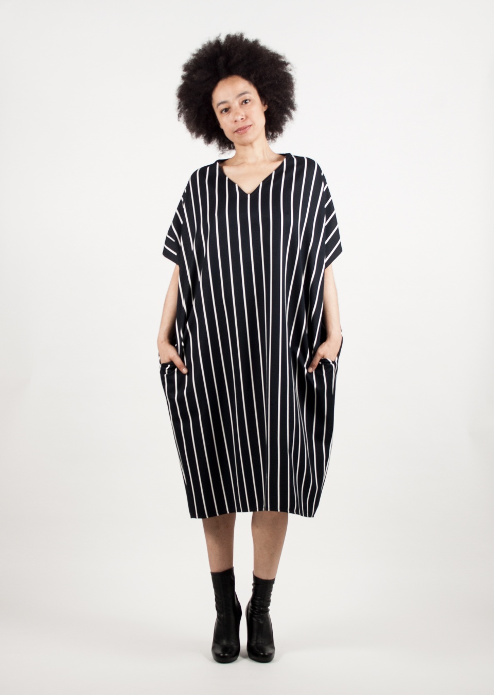  by , Kleid gestreift mit V-Ausschnitt, 