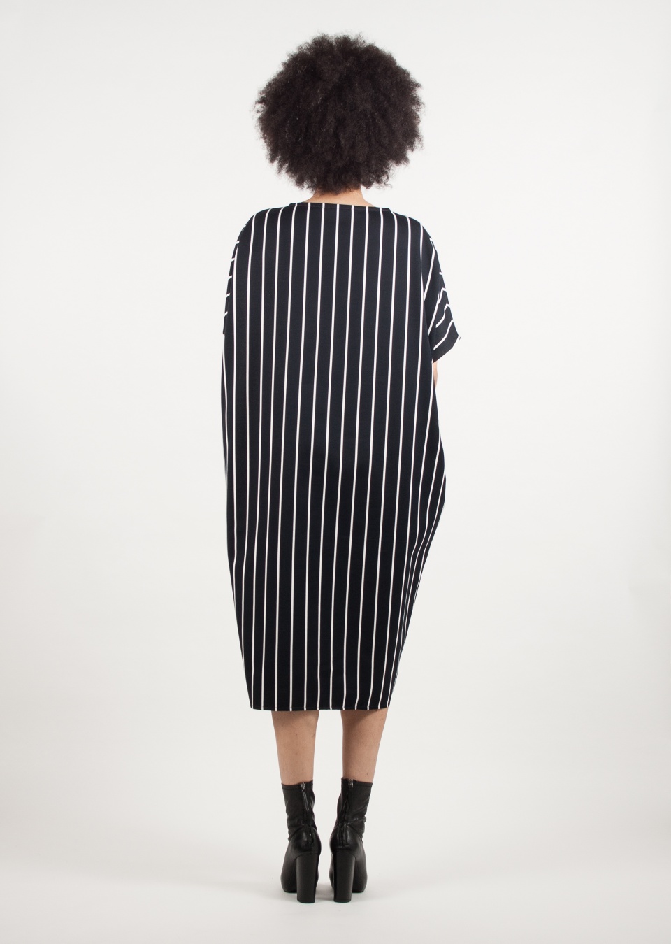  by , Kleid gestreift mit V-Ausschnitt, 
