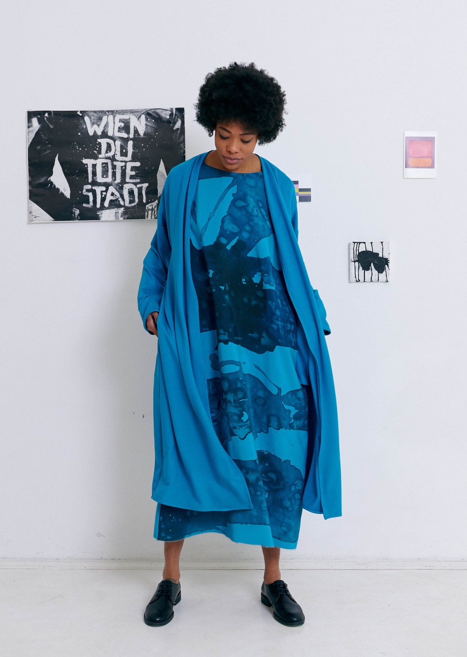  by , Kleid handbemalt, 