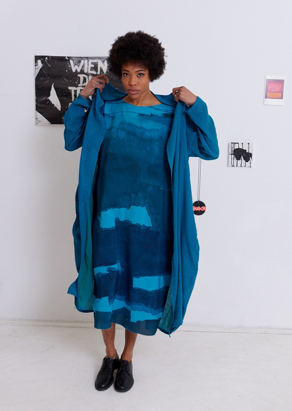  by , Kleid handbemalt, 
