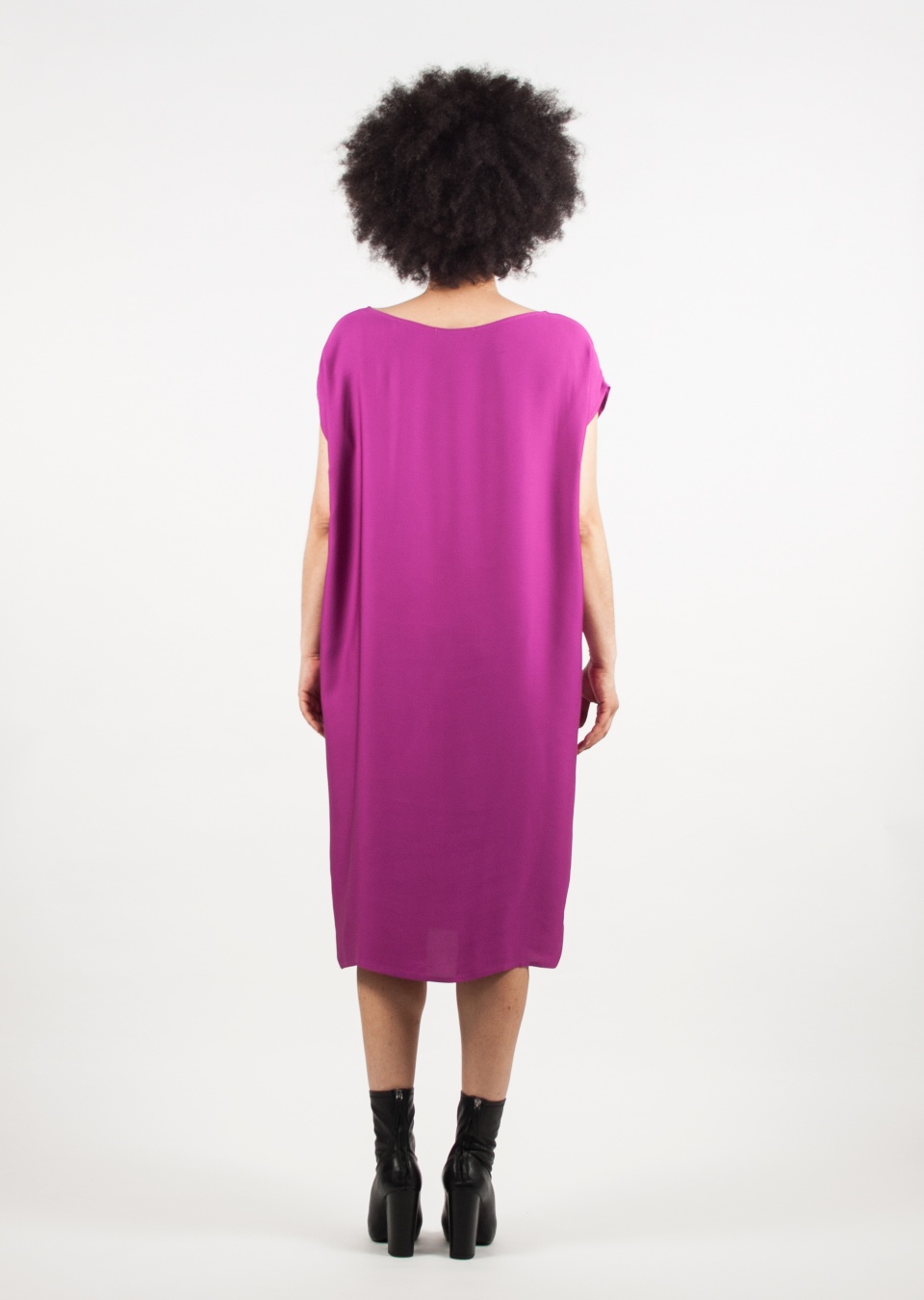  by , Kleid in rosa, 