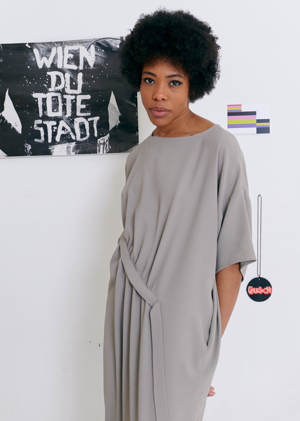  by , Kleid mit Drapierung, 