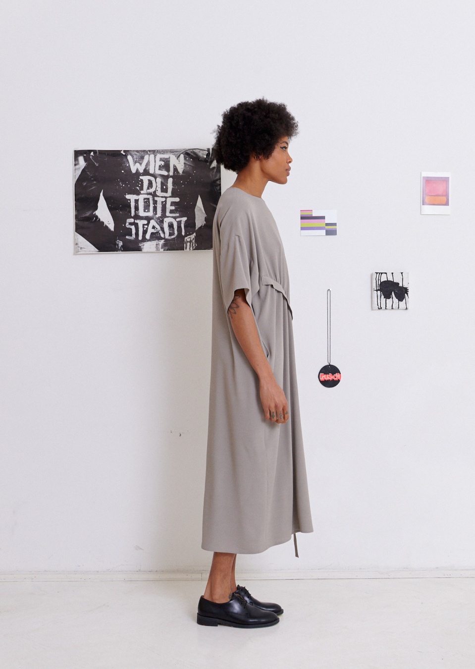  by , Kleid mit Drapierung, 