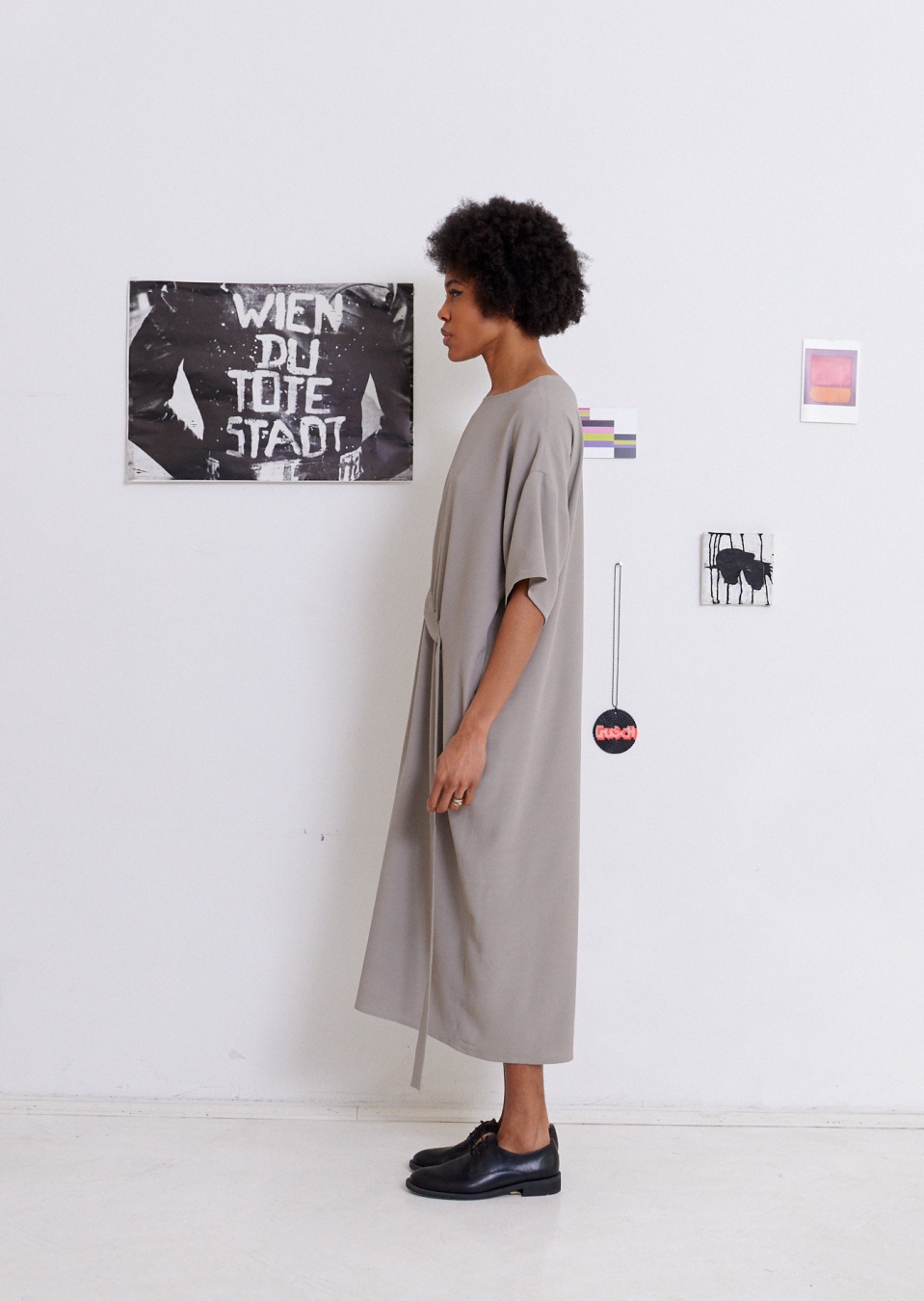  by , Kleid mit Drapierung, 