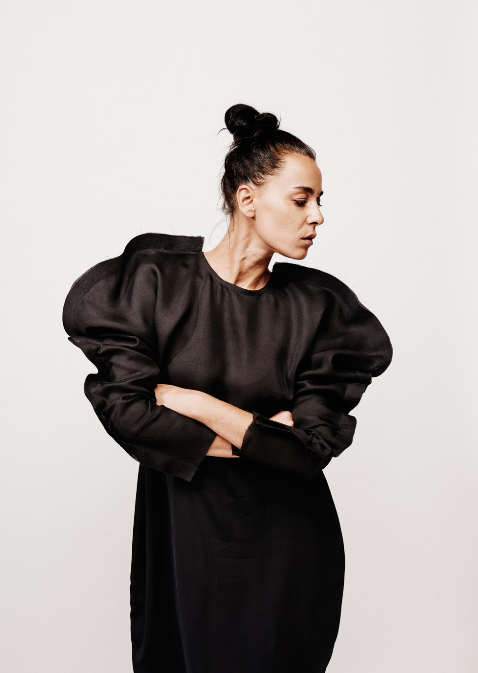  by , Kleid mit großen runden Ärmeln, 