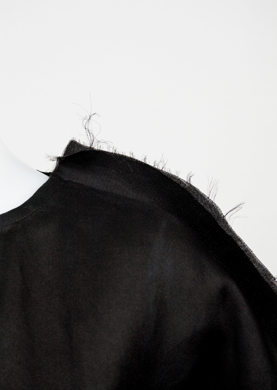  by , Kleid mit großen runden Ärmeln, 