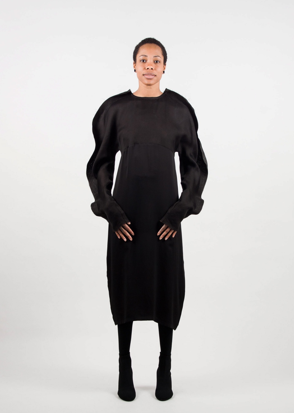  by , Kleid mit großen runden Ärmeln, 