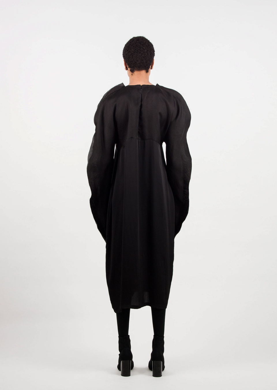  by , Kleid mit großen runden Ärmeln, 