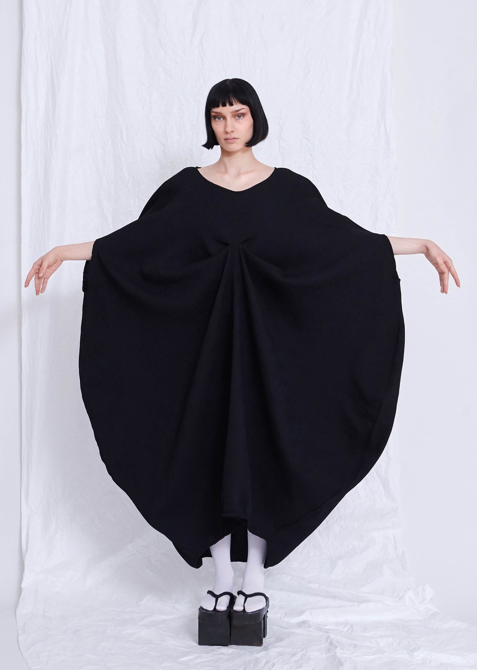  by , kreisförmiges Kleid, 