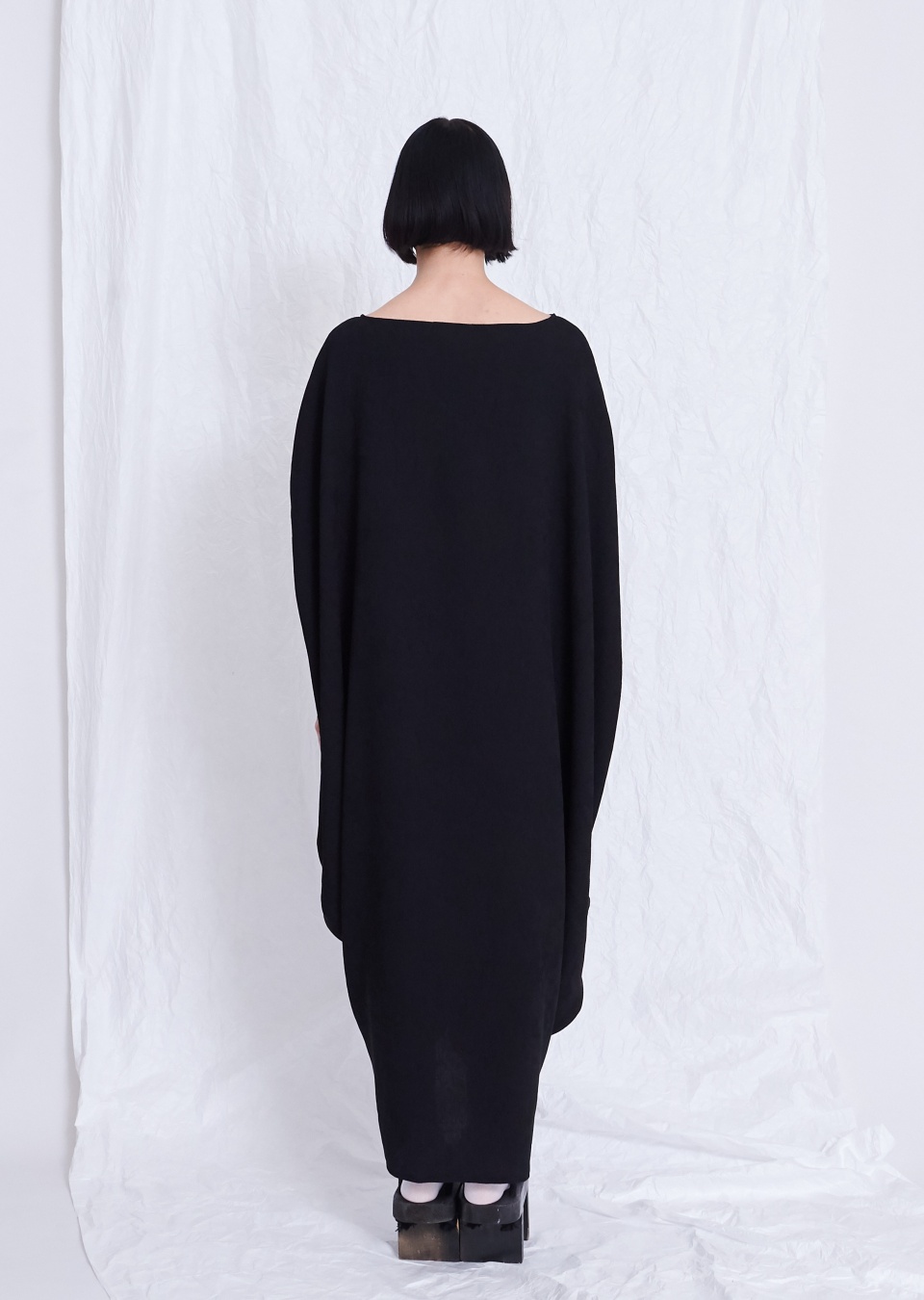  by , kreisförmiges Kleid, 