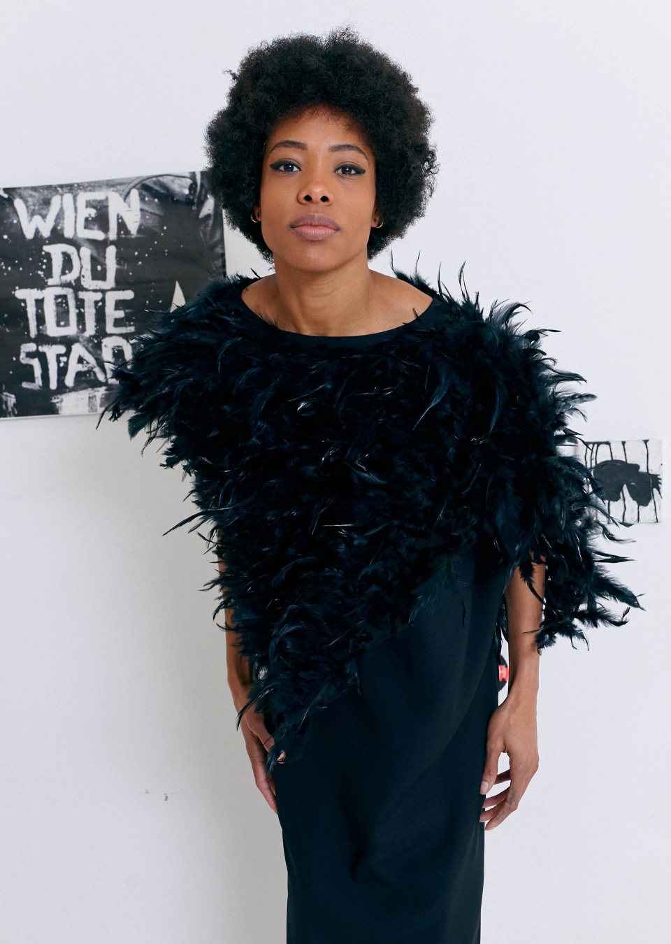  by , langes Seidenkleid mit Federoberteil, 