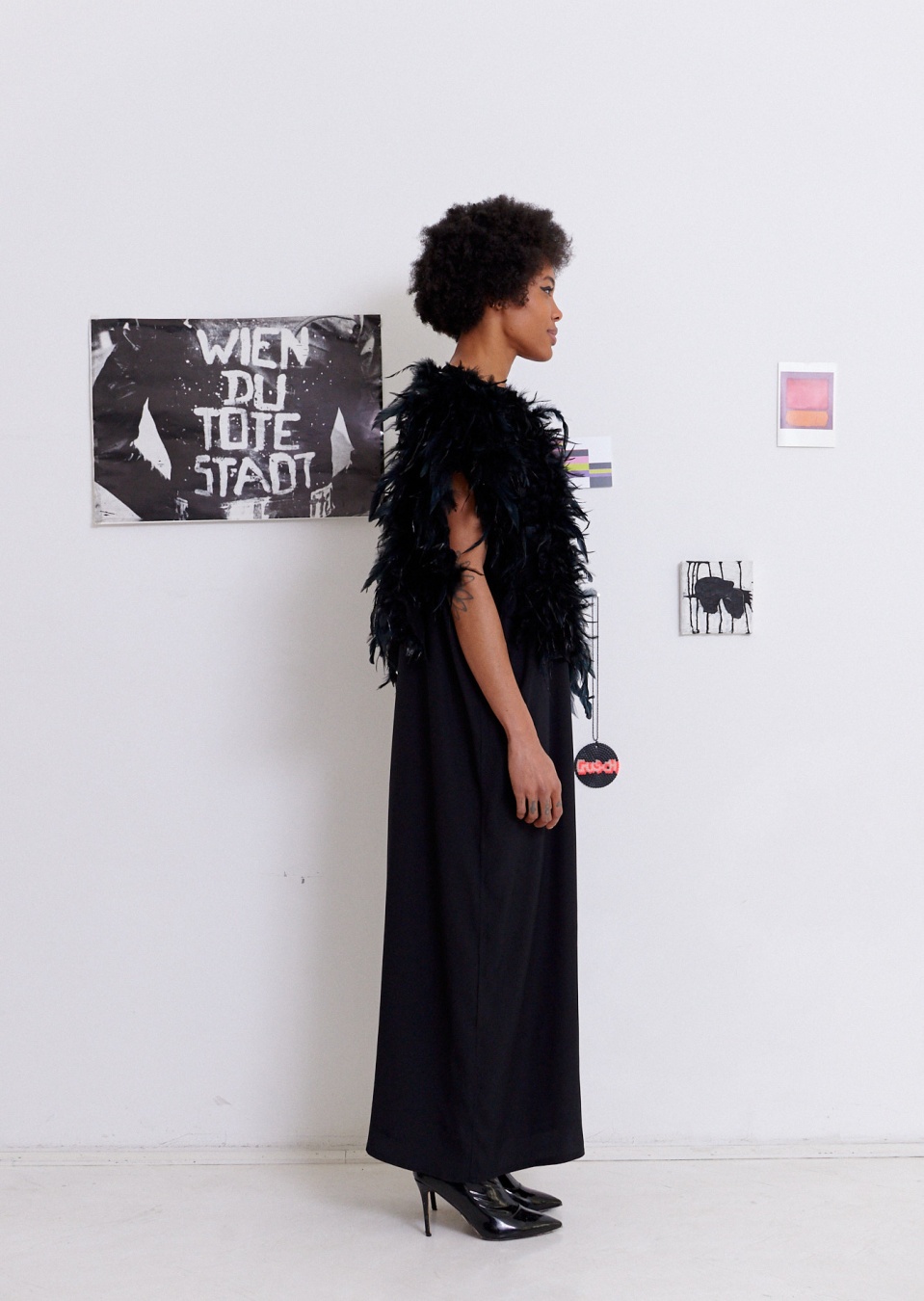  by , langes Seidenkleid mit Federoberteil, 