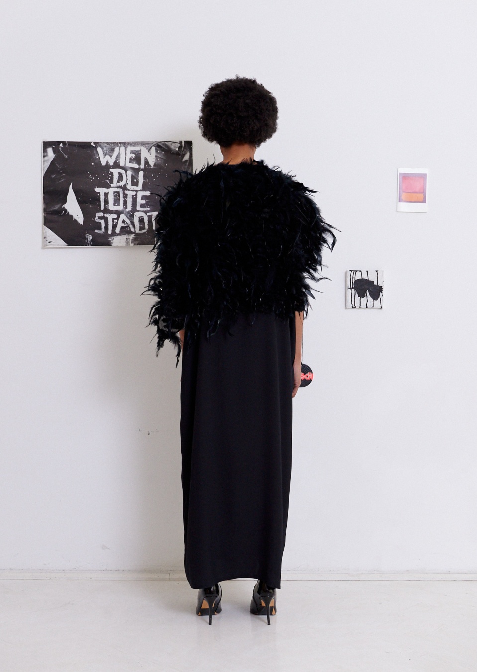  by , langes Seidenkleid mit Federoberteil, 