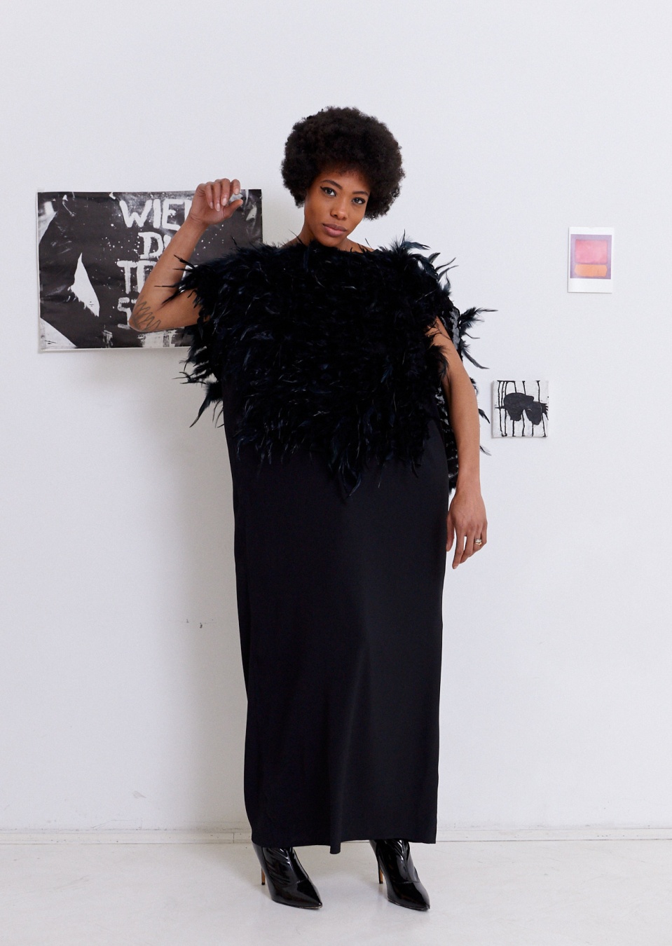  by , langes Seidenkleid mit Federoberteil, 
